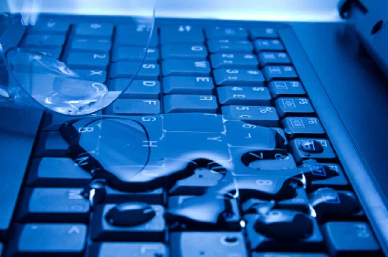 Zalany laptop? Oto co zrobić, aby uniknąć kosztownych napraw