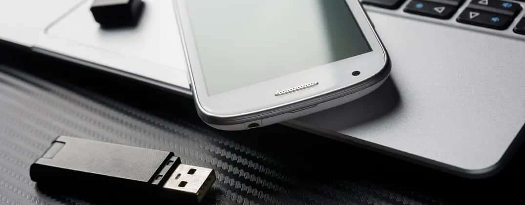 Jak podłączyć pendrive do telefonu bez OTG i uniknąć problemów z transferem
