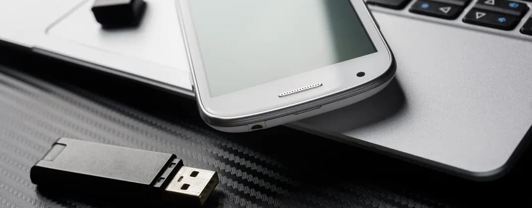 Jak podłączyć pendrive do telefonu bez OTG i uniknąć problemów z transferem