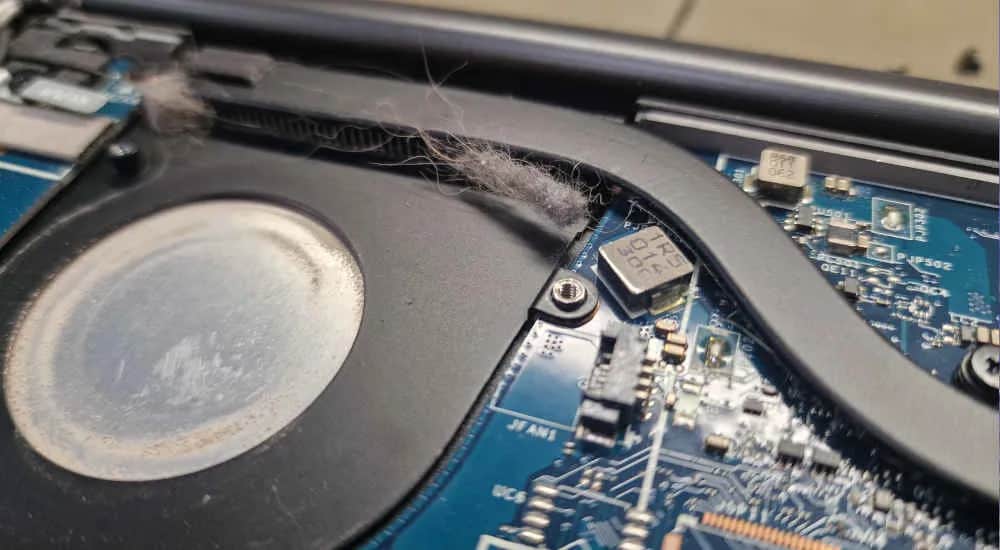 Jak wyczyścić laptopa w środku, aby uniknąć przegrzewania i awarii